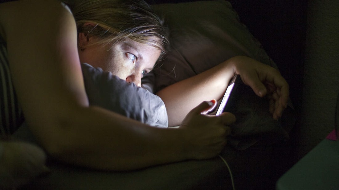 Η χρήση των Smartphones στο κρεβάτι μπορεί να προκαλέσει παροδική «τύφλωση»