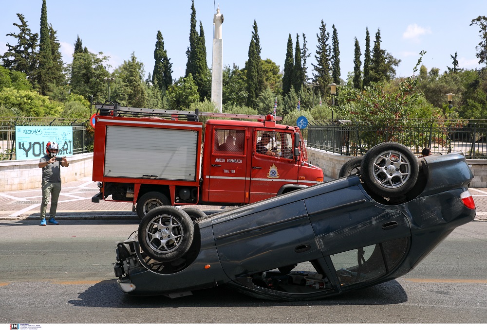 Σέρρες: Καρφώθηκε αυτοκίνητο σε δέντρο – Επιχείρηση απεγκλωβισμού του οδηγού