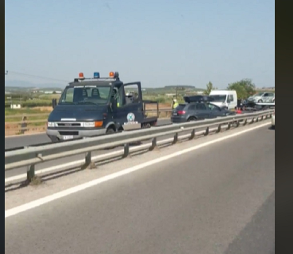 Θεσσαλονίκη: Ατύχημα στη Μουδανιών – Αυτοκίνητο έκανε σβούρες και χτύπησε σε μπαριέρες