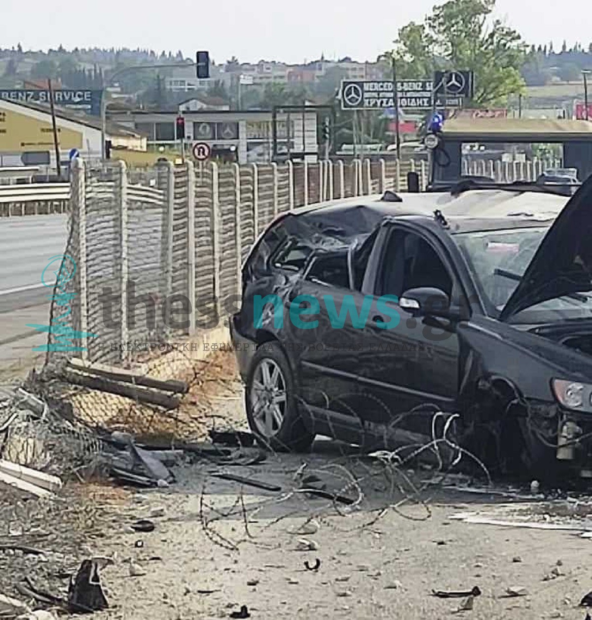 Θεσσαλονίκη: ΙΧ προσέκρουσε σε φράχτη στο Αεροδρόμιο Μακεδονία – Στο νοσοκομείο ο οδηγός, φωτογραφία-1