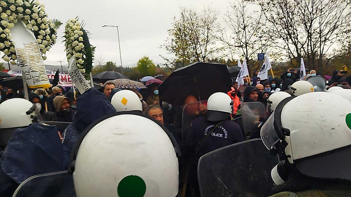 Eπεισόδια διαδηλωτών με ΜΑΤ λίγο πριν την επίσκεψη Μητσοτάκη στην Κοζάνη (VIDEO)