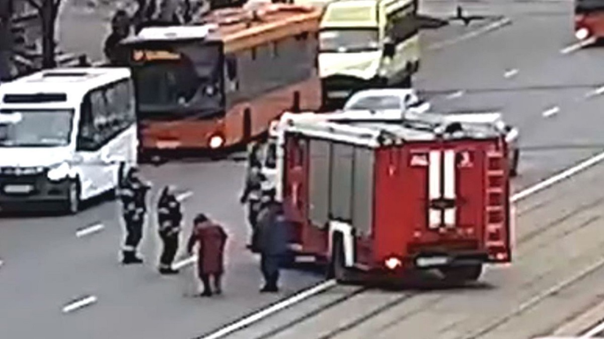 Πυροσβεστικό όχημα βοηθάει ηλικιωμένη στον δρόμο (VIDEO)