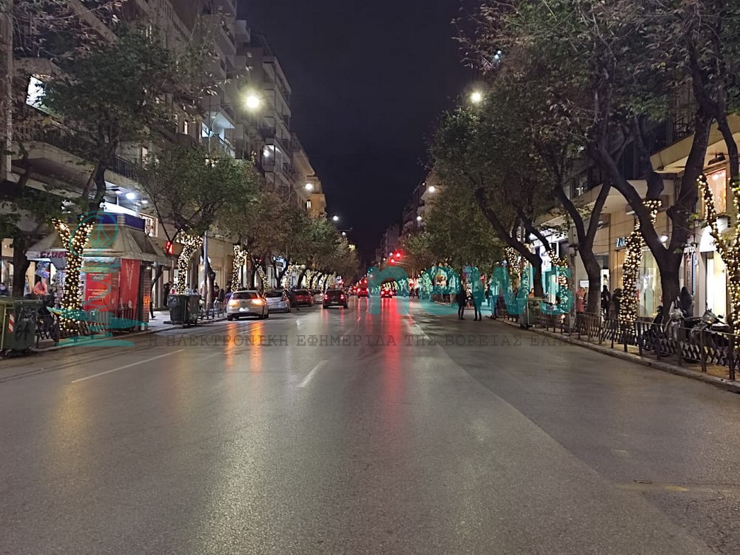 «Μύρισαν» Χριστούγεννα στη Θεσσαλονίκη – Λαμπάκια και στολισμένα δέντρα παντού (ΦΩΤΟ)