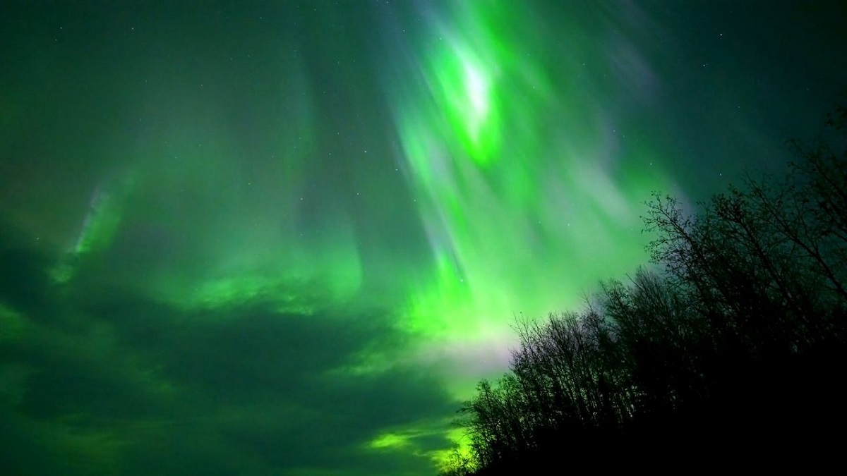 Μαγεία! Το Βόρειο Σέλας φώτισε τον ουρανό στην Αλάσκα (VIDEO)