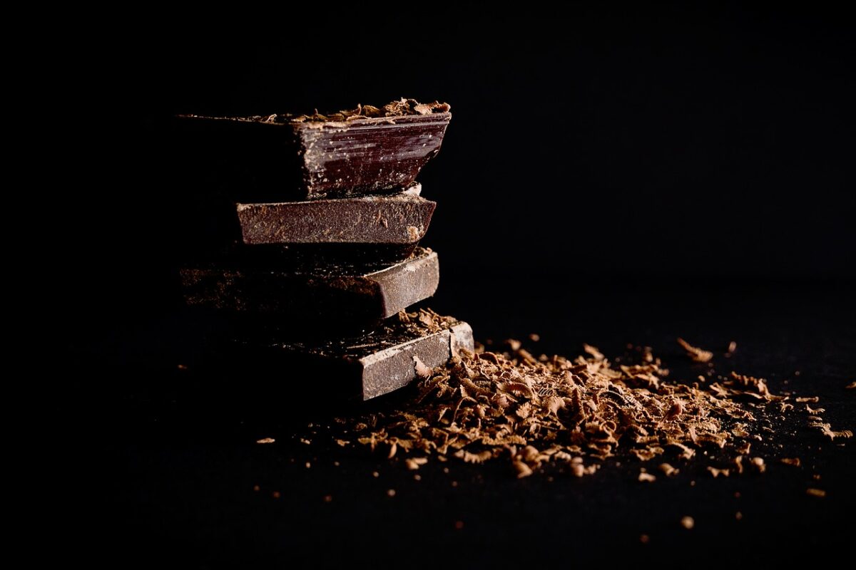 Μαύρη σοκολάτα: Ποια είναι τα οφέλη για τη σωματική και την ψυχική υγεία