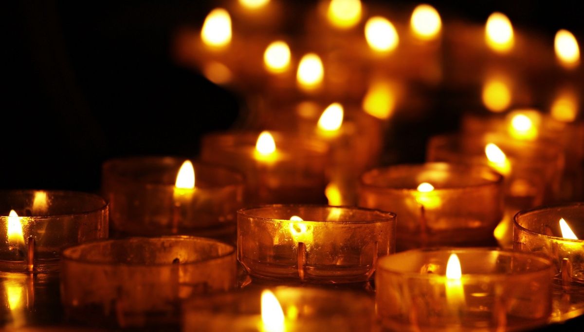 Τίρανα: Άναψαν 57 κεριά για τα θύματα των Τεμπών