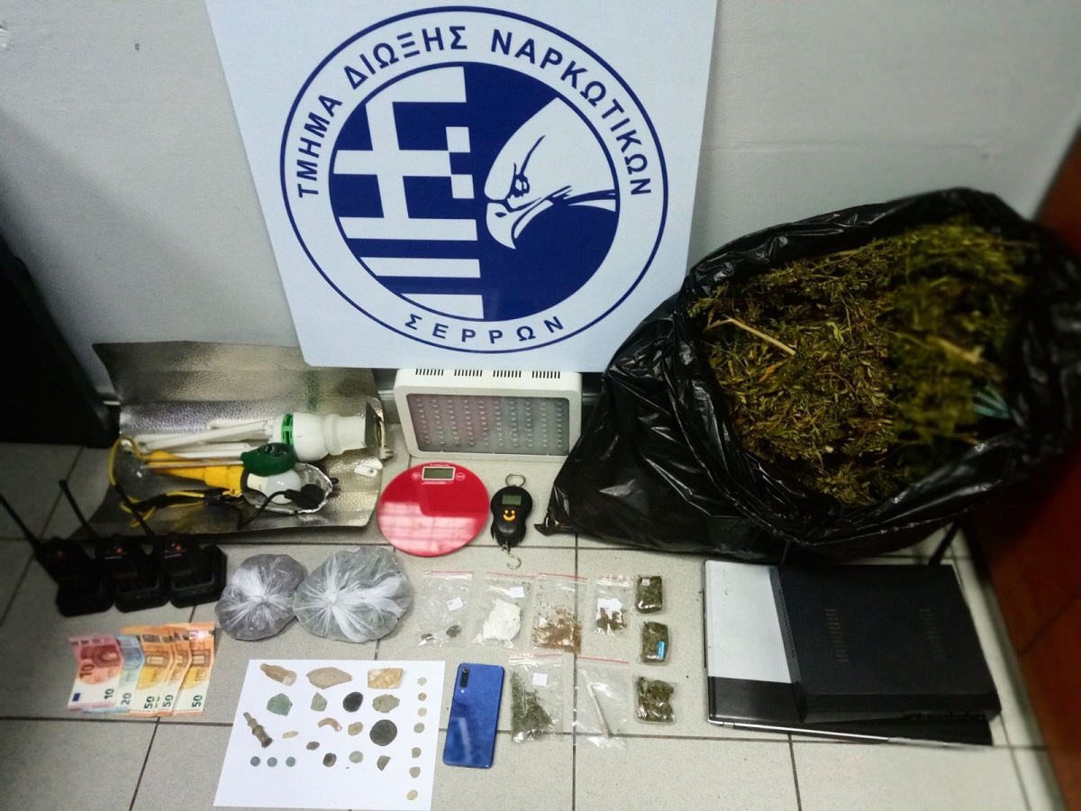 Σέρρες: 30χρονος έκρυβε στο σπίτι του ναρκωτικά, παλαιά νομίσματα και μαρμάρινα αντικείμενα