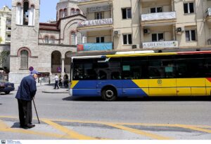 Θεσσαλονίκη: 70χρονη «ξάφριζε» πορτοφόλια από επιβάτες στον ΟΑΣΘ