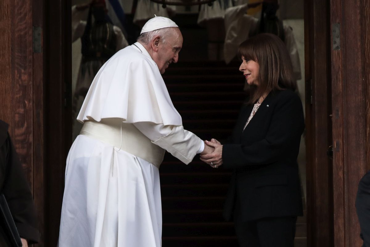 Έφτασε στην Ελλάδα ο Πάπας Φραγκίσκος – Επίσκεψη στο Προεδρικό Μέγαρο (ΦΩΤΟ+VIDEO)