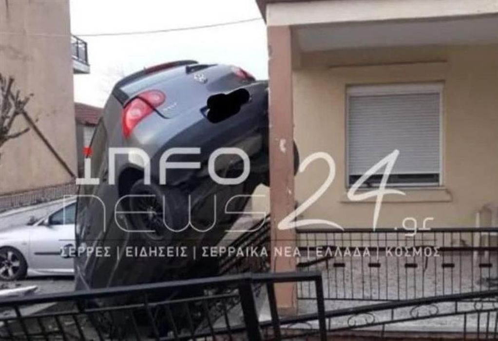 Σέρρες: Τρομακτικό τροχαίο- Αμάξι γκρέμισε φράχτη σπιτιού!