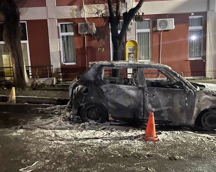 Θεσσαλονίκη: Επίθεση με μολότοφ στο δημαρχείο Θερμαϊκού – Κάηκε ολοσχερώς ένα όχημα (ΦΩΤΟ+VIDEO)