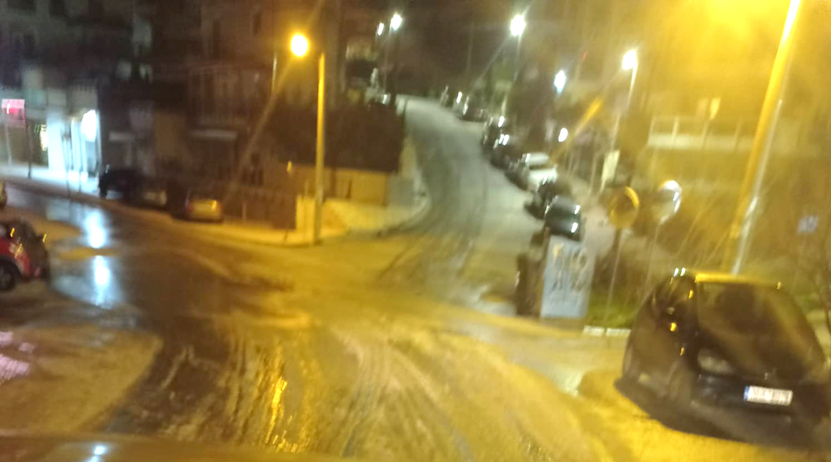 Δήμος Νέαπολης – Συκεών: Ολονύκτια παρέμβαση σε παγωμένους δρόμους