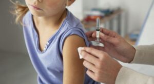 Κορωνοϊός: Κινδυνεύουν με long covid νόσηση τα ανεμβολίαστα και παχύσαρκα παιδιά