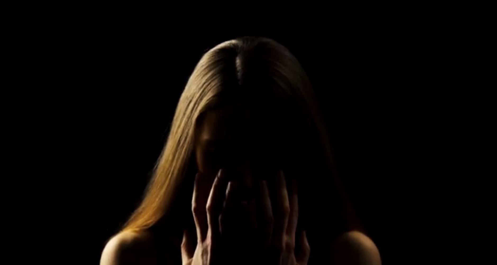Πάτρα: Συγκλονίζει η μαρτυρία ενός θύματος του κυκλώματος revenge porn – «Είναι σαν βιασμός» (VIDEO)