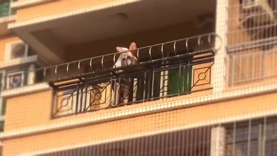 Πέταξε φιάλη υγραερίου από το μπαλκόνι! (VIDEO)