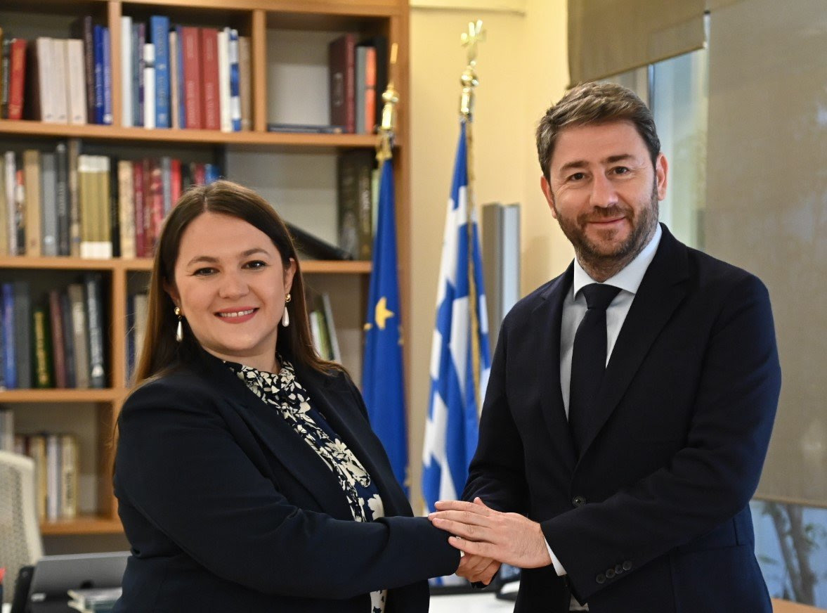 Συνάντηση του Νίκου Ανδρουλάκη με την ανεξάρτητη βουλευτή Κωνσταντίνα Αδάμου