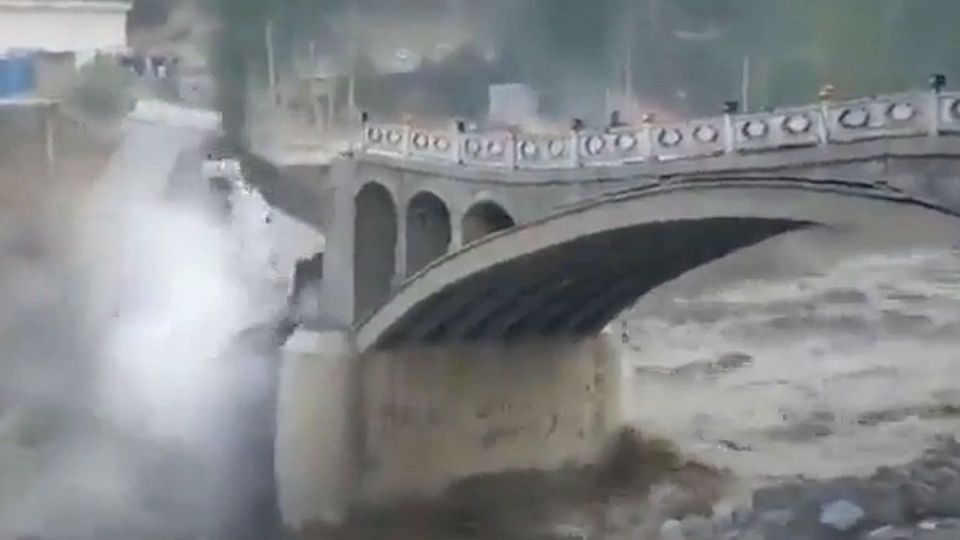 Κατέρρευσε γέφυρα από τις σαρωτικές πλημμύρες! (VIDEO)
