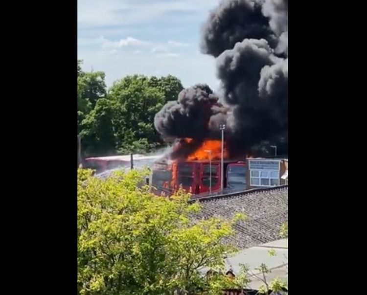 Λονδίνο: Τεράστια έκρηξη σε γκαράζ λεωφορείων (VIDEO)