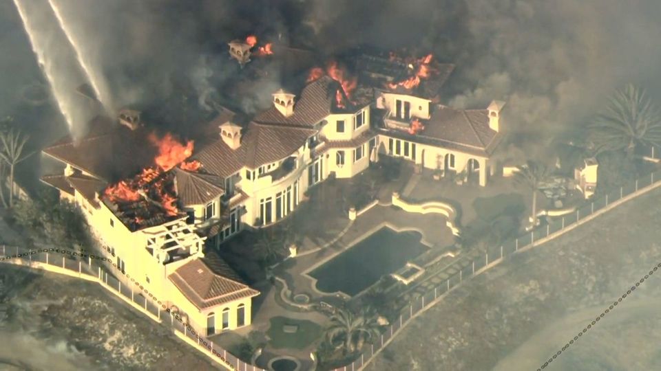 Πυρκαγιά κατέστρεψε υπερπολυτελείς βίλες στην Καλιφόρνια! (VIDEO)