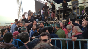 Ένταση με υγειονομικούς στην αντιπολεμική συναυλία της Θεσσαλονίκης (video)