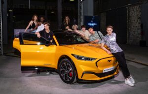 Η Ford Mustang Mach-E GT «ηλεκτρίζει» το catwalk του Hautes Grecians 2022