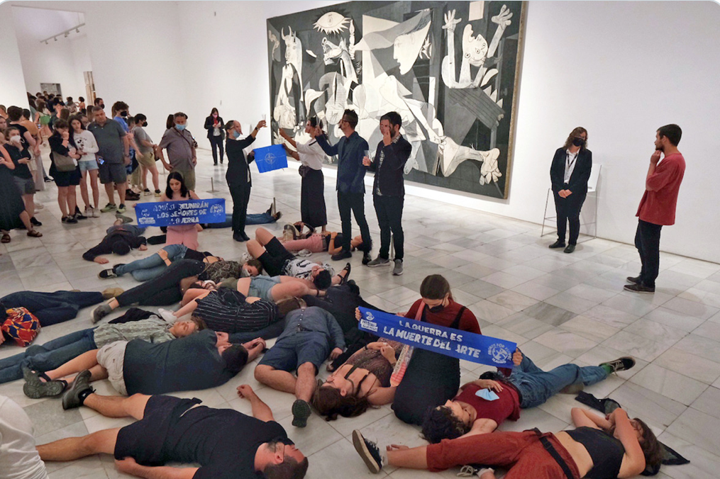 Ισπανία: Ακτιβιστές παρίσταναν τους νεκρούς ξαπλωμένοι μπροστά από την Γκουέρνικα του Πικάσο