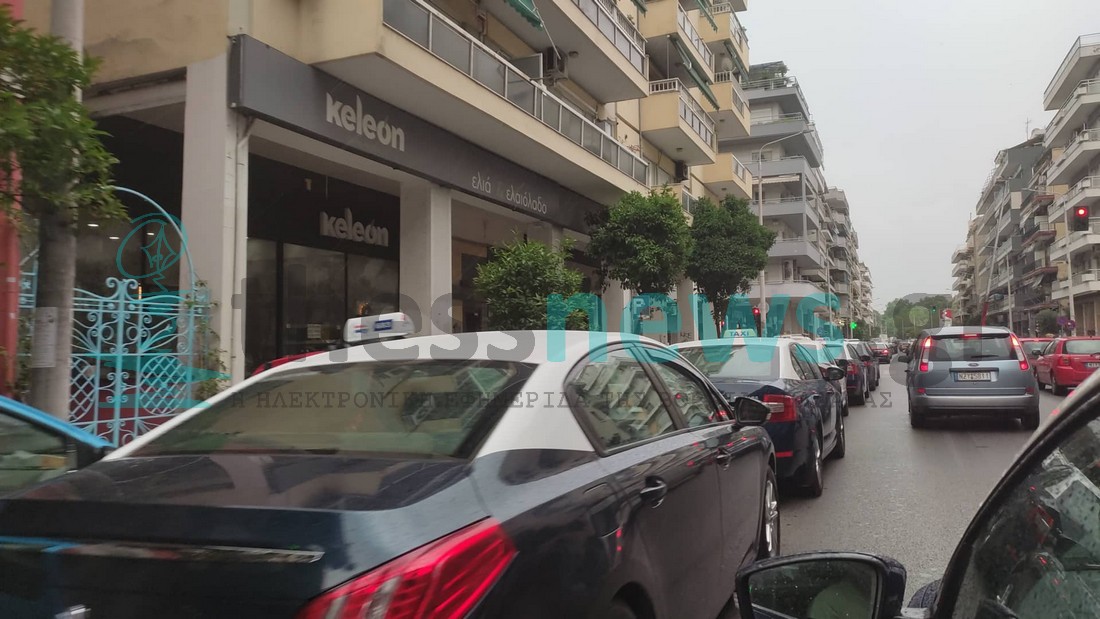 Θεσσαλονίκη: Ουρές από ταξί για την αλλαγή ταξίμετρων – Το νέο τιμολόγιο και οι πρώτες αντιδράσεις (ΦΩΤΟ+VIDEO)