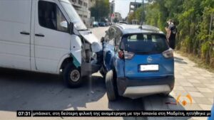 Λάρισσα: Φορτηγάκι πήρε παραμάζωμα 7 αυτοκίνητα (VIDEO)