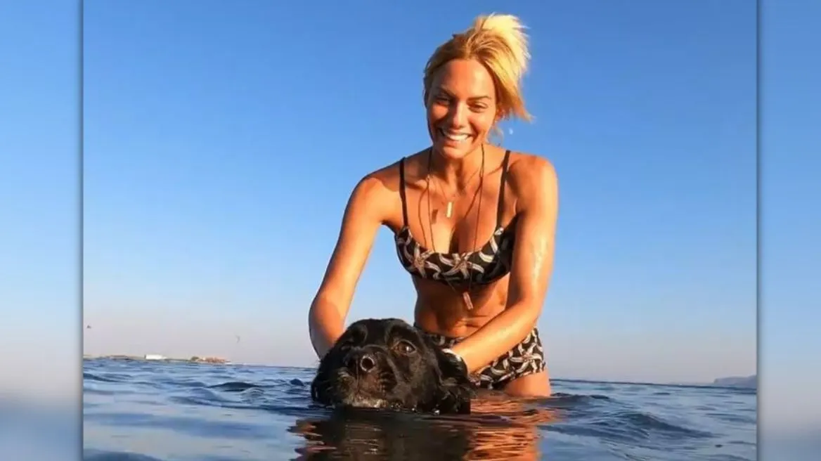 Ιωάννα Μαλέσκου: Κάνει μπάνιο στη θάλασσα με τον σκύλο της (VIDEO)