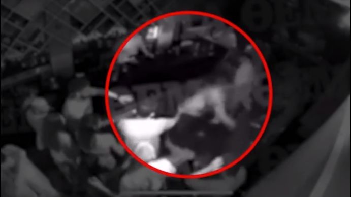 Απίθανο σκηνικό σε κλαμπ στην Ίο: Τους ξυλοκόπησε επειδή τον ακούμπησαν κατά λάθος  (VIDEO)