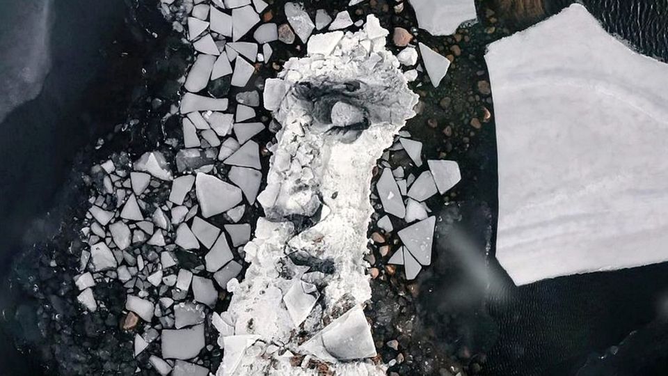 Εντυπωσιακά έργα τέχνης σε πλωτά κομμάτια πάγου (VIDEO)