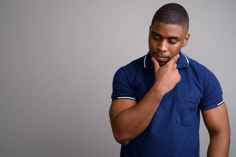 Πώς να φορέσετε ένα πόλο μπλουζάκι μοδάτα; Συμβουλές για κομψούς άνδρες