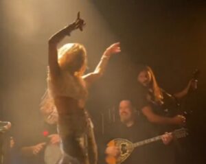 Άννα Βίσση: «Άναψε φωτιές» με το τσιφτετέλι της – Άναυδος ο μουσικός της (VIDEO)