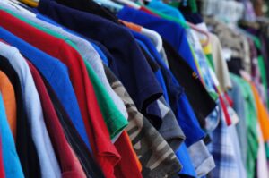 Στροφή των καταναλωτών στα μεταχειρισμένα ρούχα – Το οικολογικό πρόσημο και ο vintage αέρας της νέας μόδας