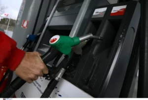 Στα ύψη η τιμή της βενζίνης παρά τη συγκράτηση των διεθνών τιμών (VIDEO)