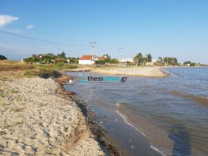 Ρέμα γεμίζει με φερτά υλικά την παραλία της Ν. Τρίγλιας (ΦΩΤΟ)