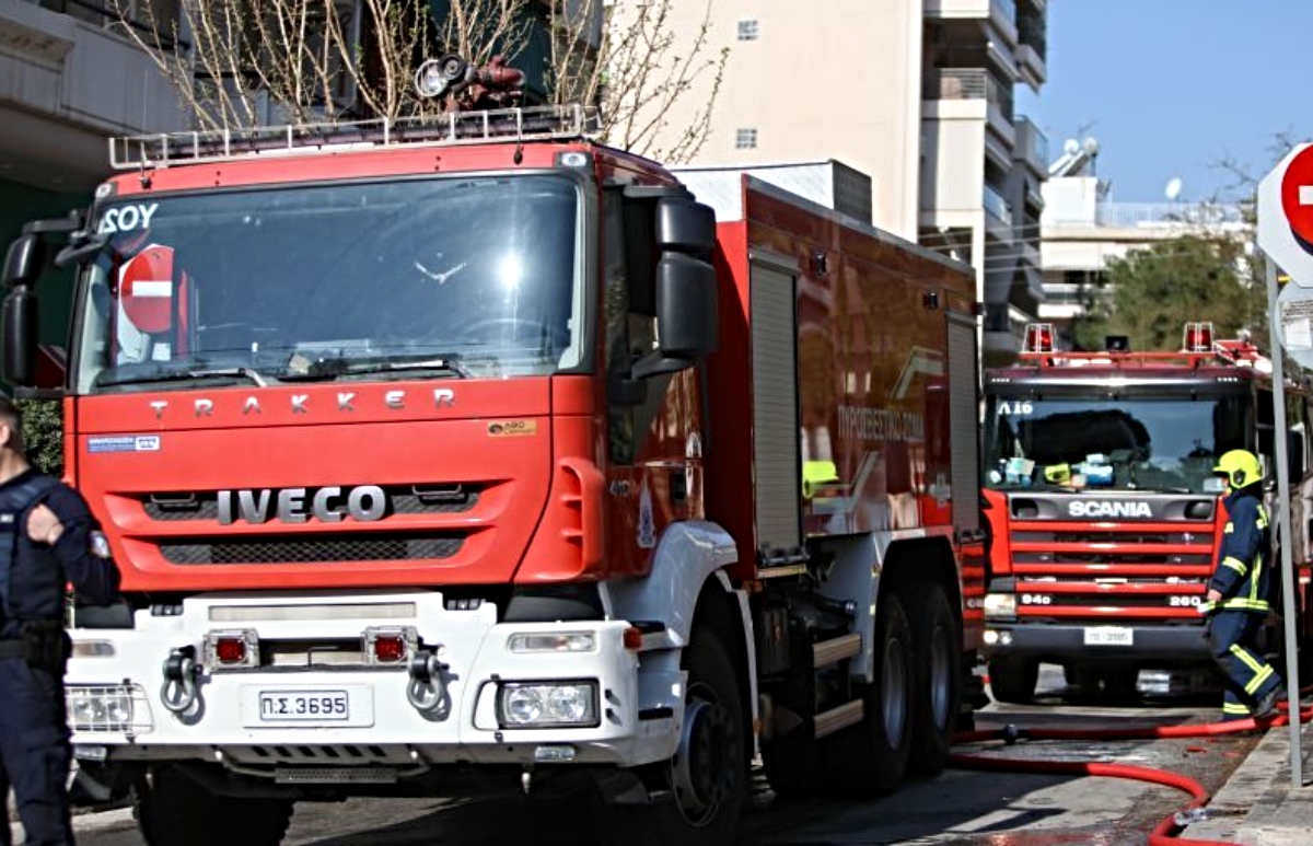 Έκτακτο: Μάχη με τις φλόγες στη Νεάπολη – Ξέσπασε πυρκαγιά σε διαμέρισμα