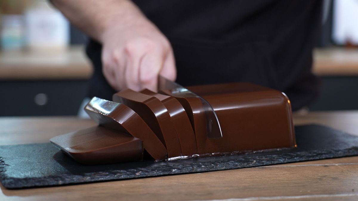Σοκολατένιο γλυκό χωρίς αλεύρι και χωρίς φούρνο! (VIDEO)