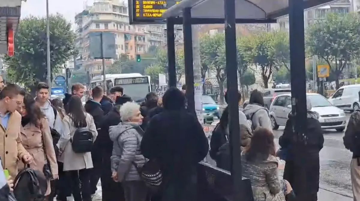 Η απεργία των ταξί προκάλεσε ταλαιπωρία και…στρίμωγμα στα λεωφορεία! (ΦΩΤΟ+VIDEO)