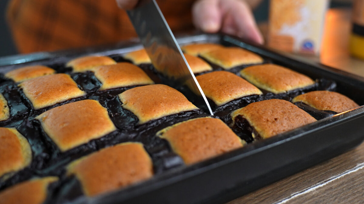 Δείτε πώς να φτιάξετε το πιο νόστιμο νηστήσιμo αφράτο κέικ με κρέμα! (VIDEO)