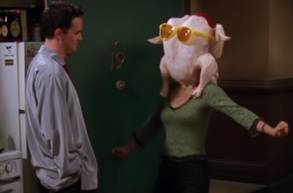 Courteney Cox: Γιορτάζει το Thanksgiving με μία γαλοπούλα στο κεφάλι… όπως η «Μόνικα»! (VIDEO)