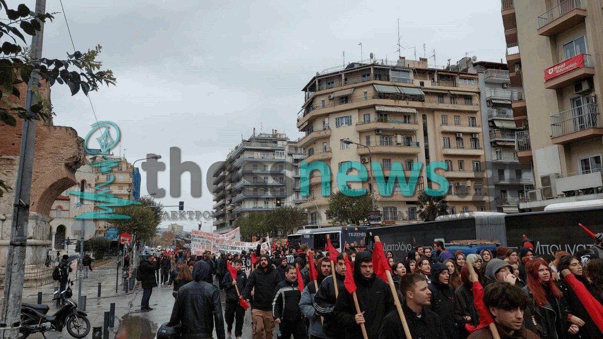 Πορεία στο κέντρο για την επέτειο των 15 χρόνων από τη δολοφονία του Γρηγορόπουλου (ΦΩΤΟ)