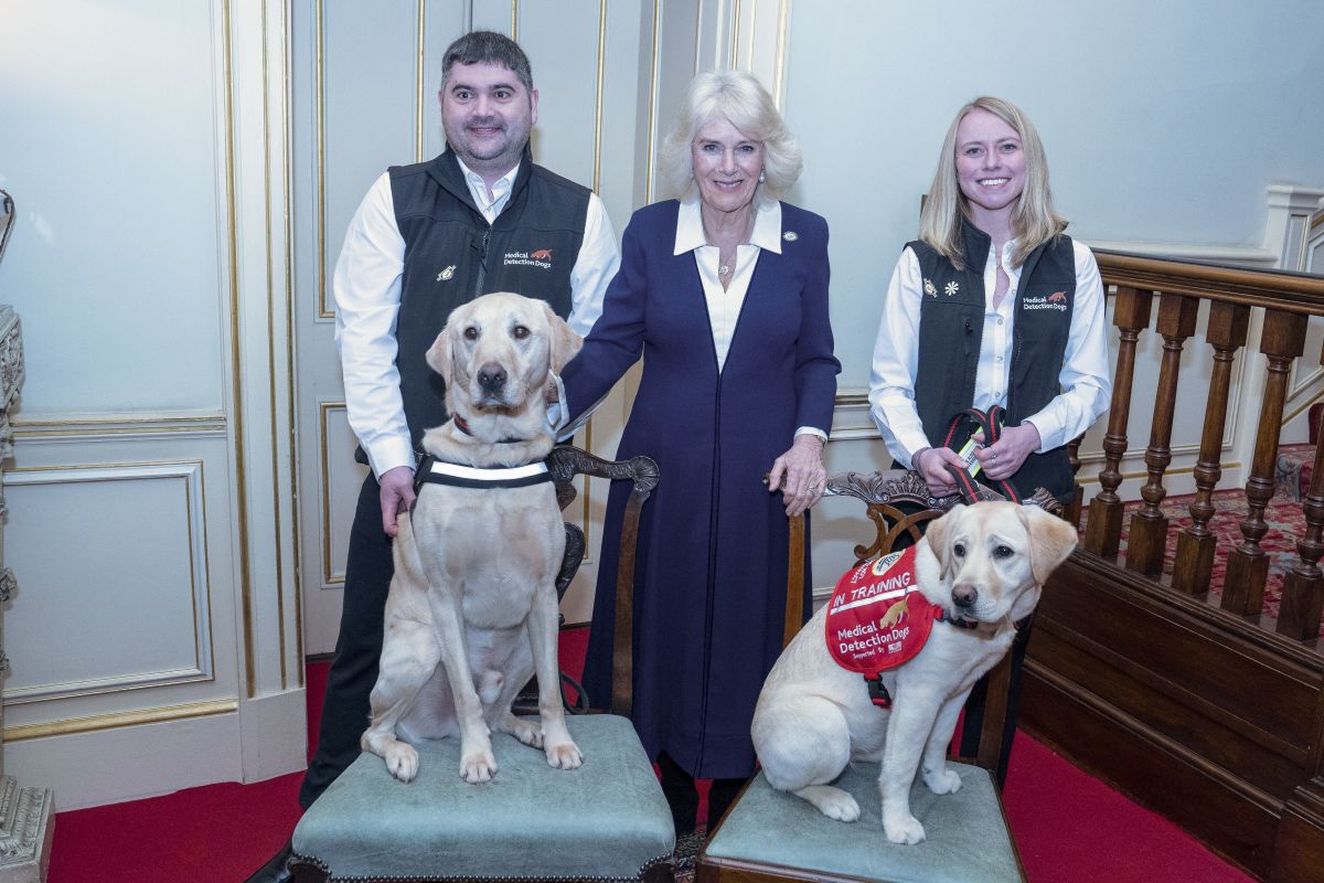 Η βασίλισσα Καμίλα υποδέχτηκε σκυλάκια ανιχνευτές ασθενειών! (VIDEO)