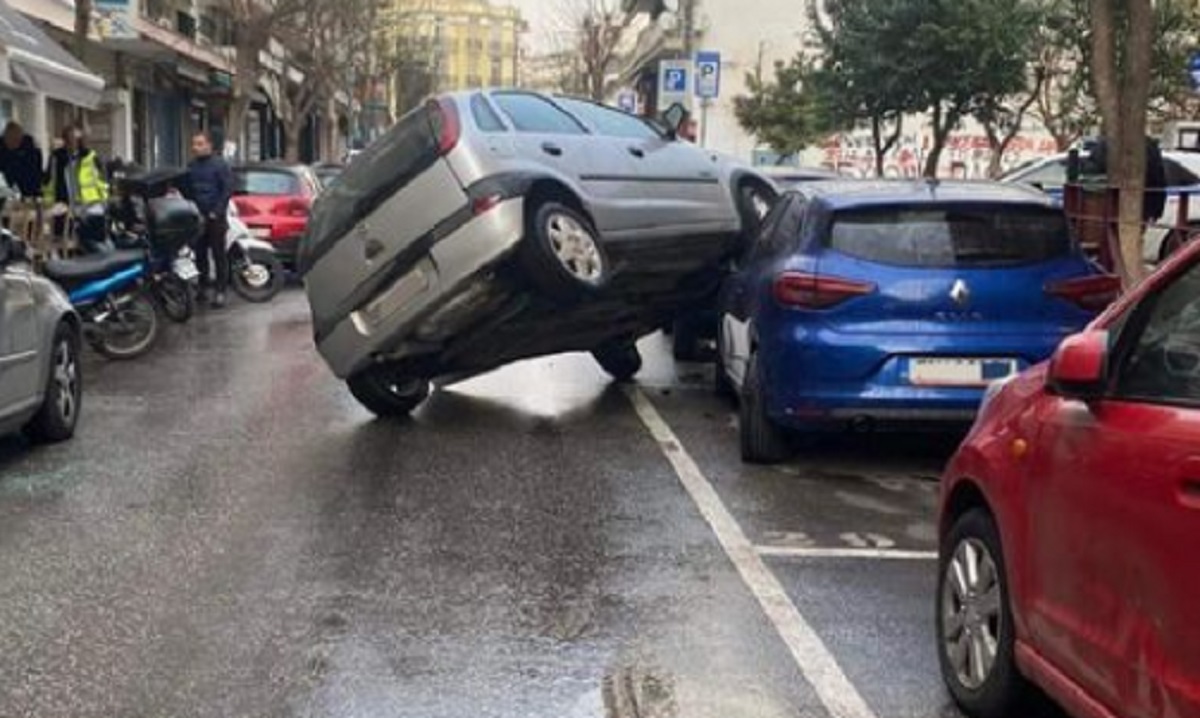 Απίθανο τροχαίο στο κέντρο των Σερρών – ΙΧ «καβάλησε» παρκαρισμένα