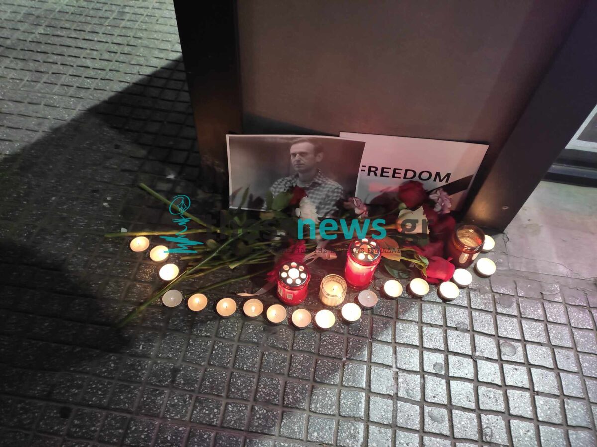 Ρώσοι άναψαν κεριά στη μνήμη του Ναβάλνι (ΦΩΤΟ)