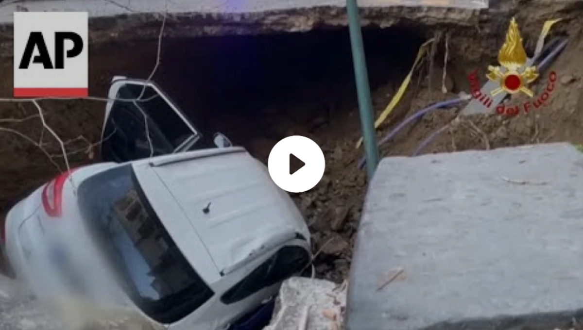 Ιταλία: Τεράστια τρύπα «κατάπιε» αυτοκίνητα στη Νάπολη (VIDEO)
