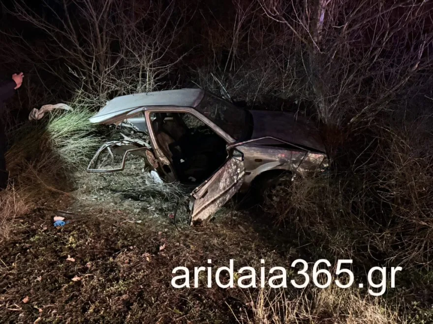 Πέλλα: Τροχαίο με τρεις τραυματίες – Αυτοκίνητο κόπηκε στα δύο (ΦΩΤΟ)