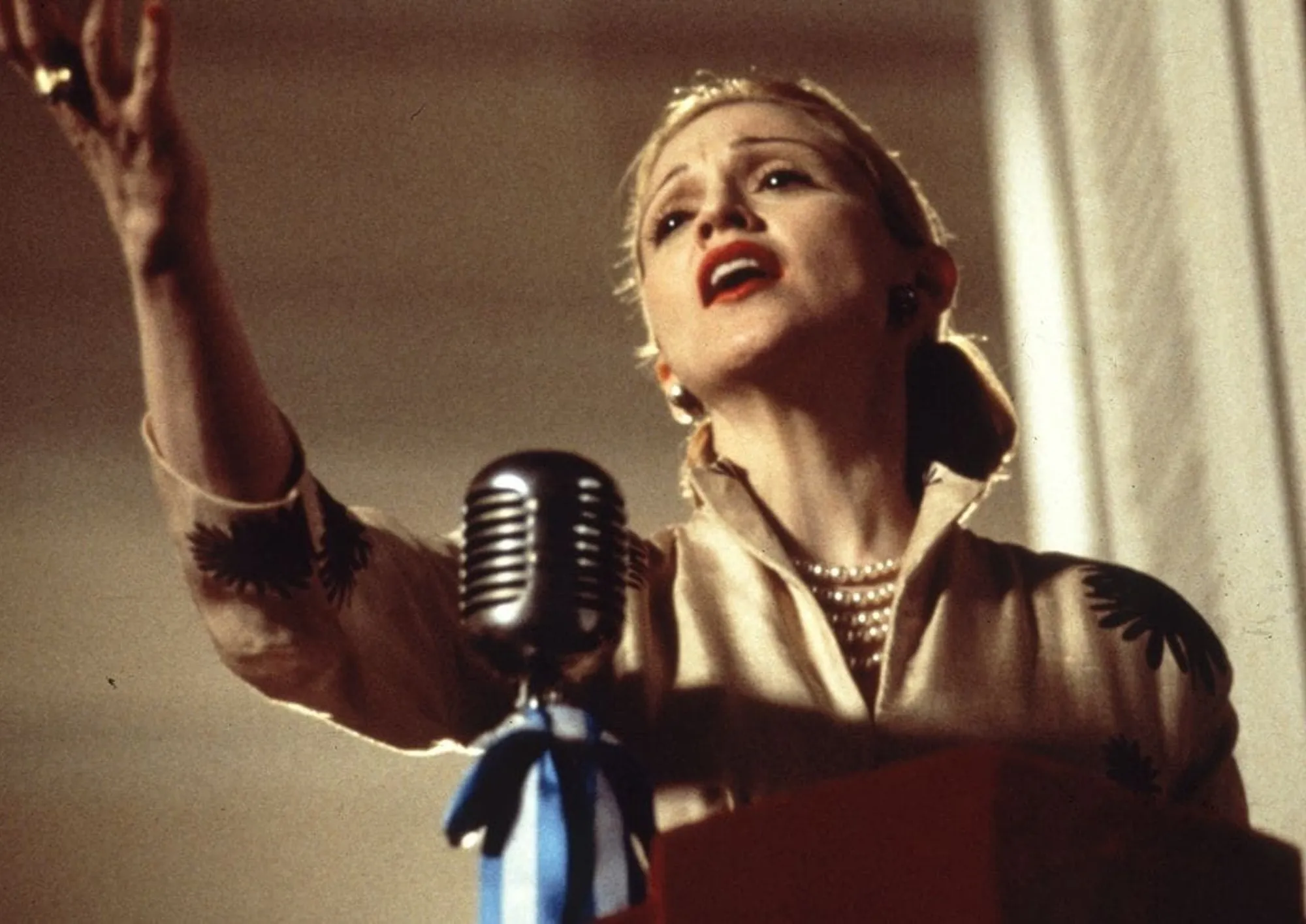 Πόσα θα δίνατε για το φόρεμα της Madonna από την ταινία «Evita»;
