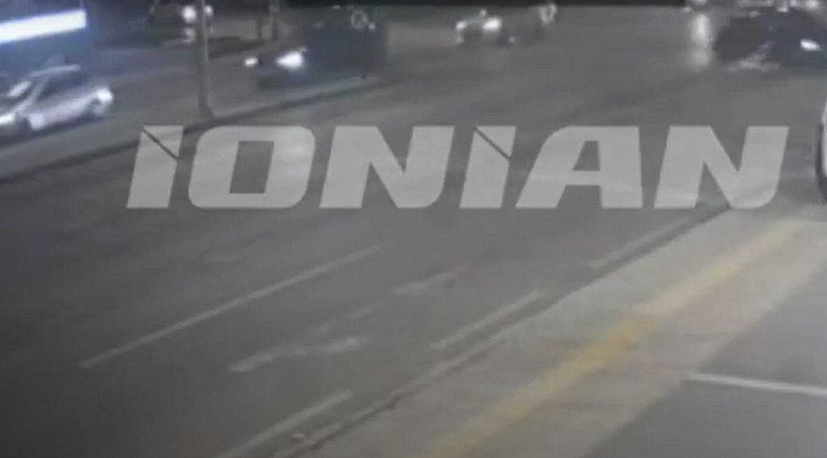 Η στιγμή του θανατηφόρου τροχαίου στην Πάτρα – Οι νεαροί πέρασαν με πράσινο φανάρι! (VIDEO)