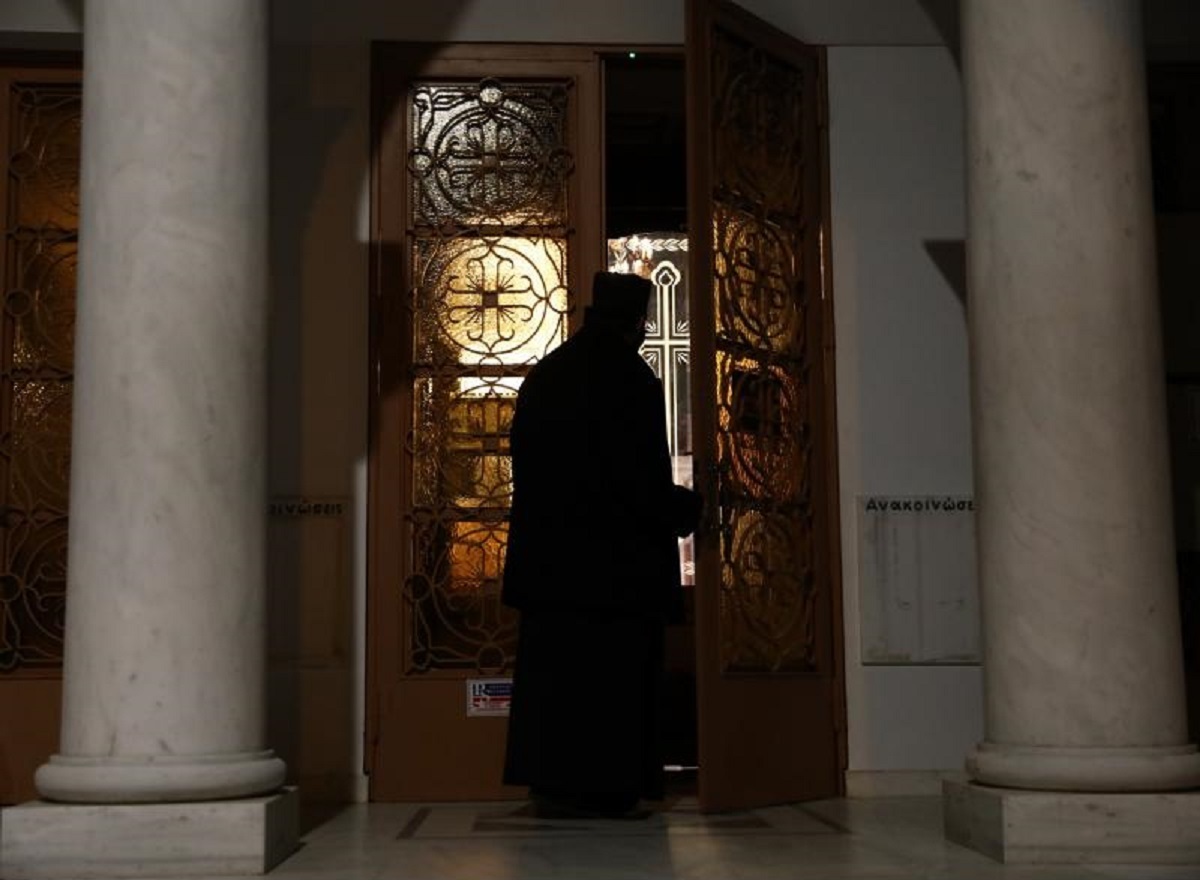 Σε αργία ο κληρικός που κατηγορείται ότι «ξάφρισε» τουλάχιστον 1.300.000 ευρώ από πολίτες